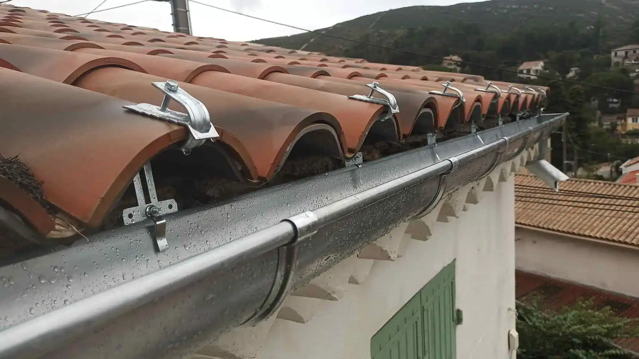 Gros plan sur des cheneuax en zinc, descente d'eau pluviale