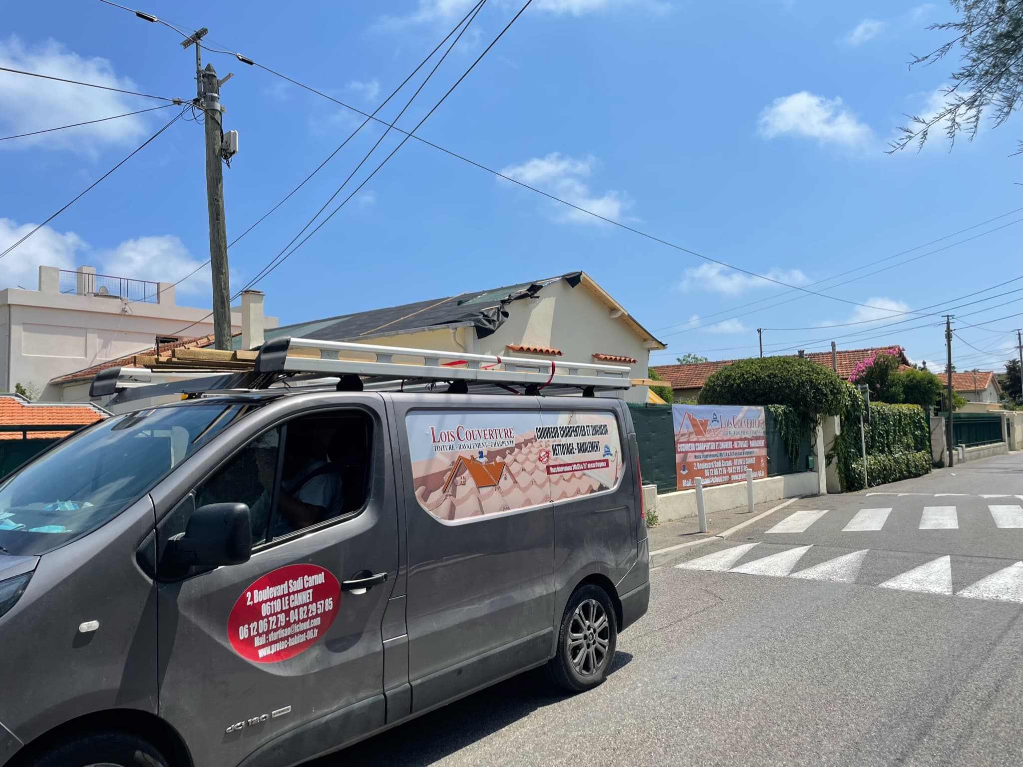 Ouvrier sur une toiture couvreur dans les Alpes Maritimes