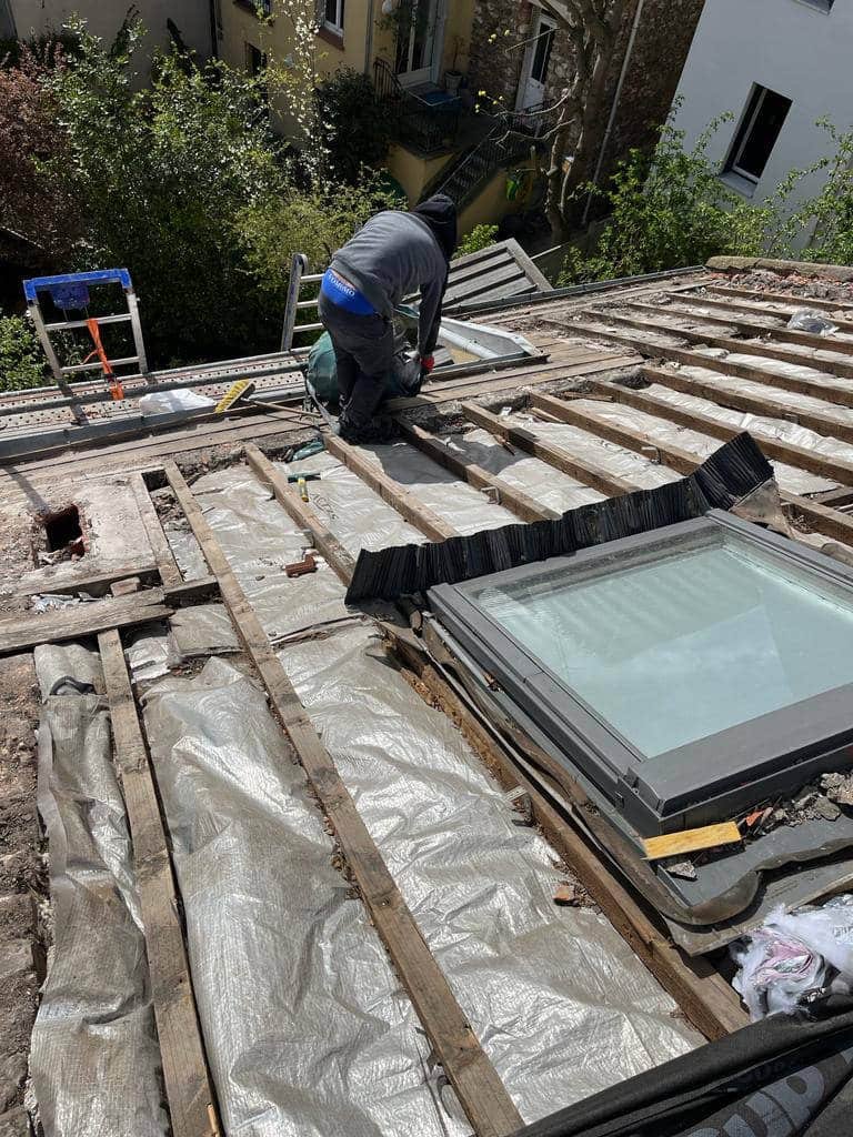 Gros plan sur un pan de toiture en Zinc