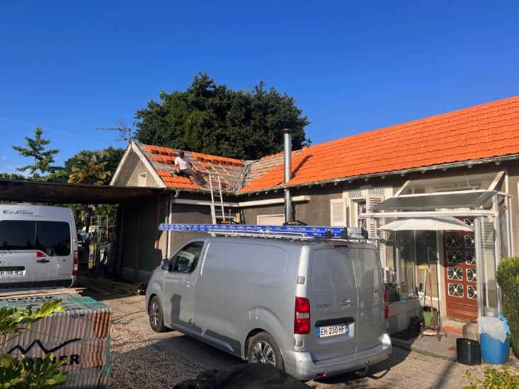 véhicule artisan devant chantier de couverture m lois violet couvreur 06 alpes maritimes