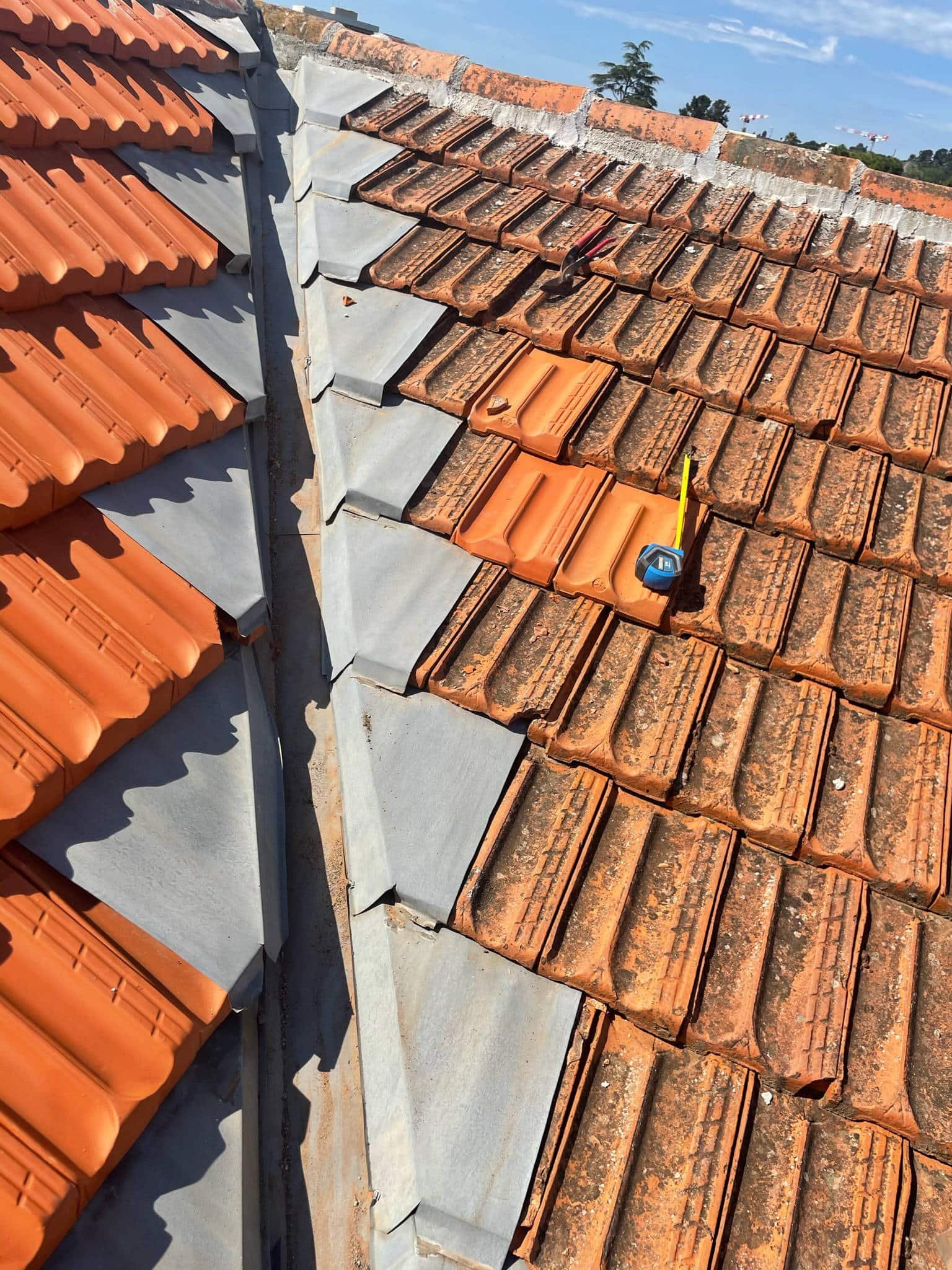 Gros plan sur des cheneuax en zinc, descente d'eau pluviale